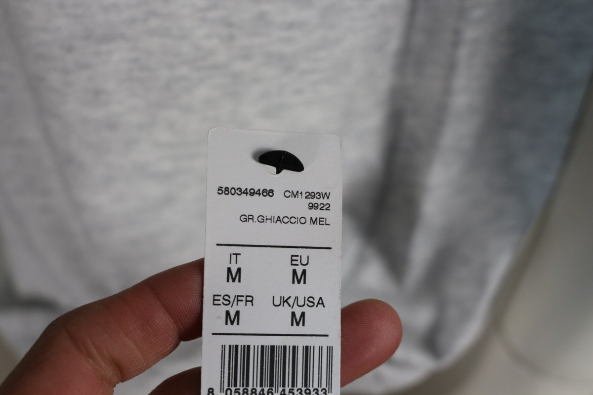 Détail de la poche à volant, de l'étoile brodée et de la manche à volant du t-shirt gris – Frippin'Dealz