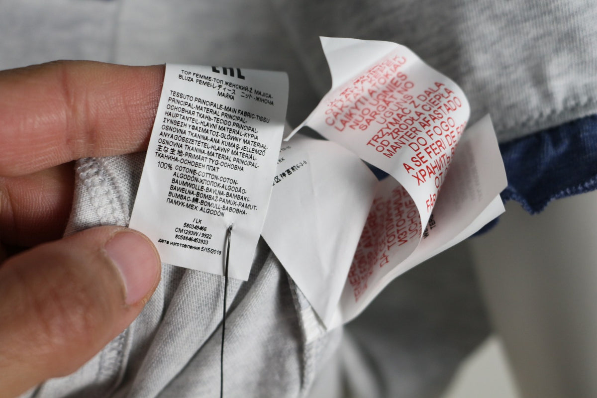 Étiquette de taille M et référence CM1293W du t-shirt gris chiné – Frippin'Dealz