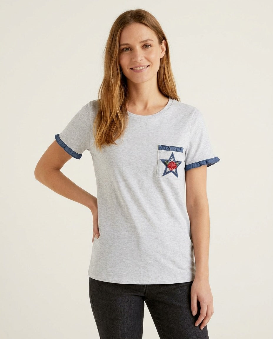 T-shirt gris chiné poche étoile rose brodée volants denim M porté – photo générée par IA