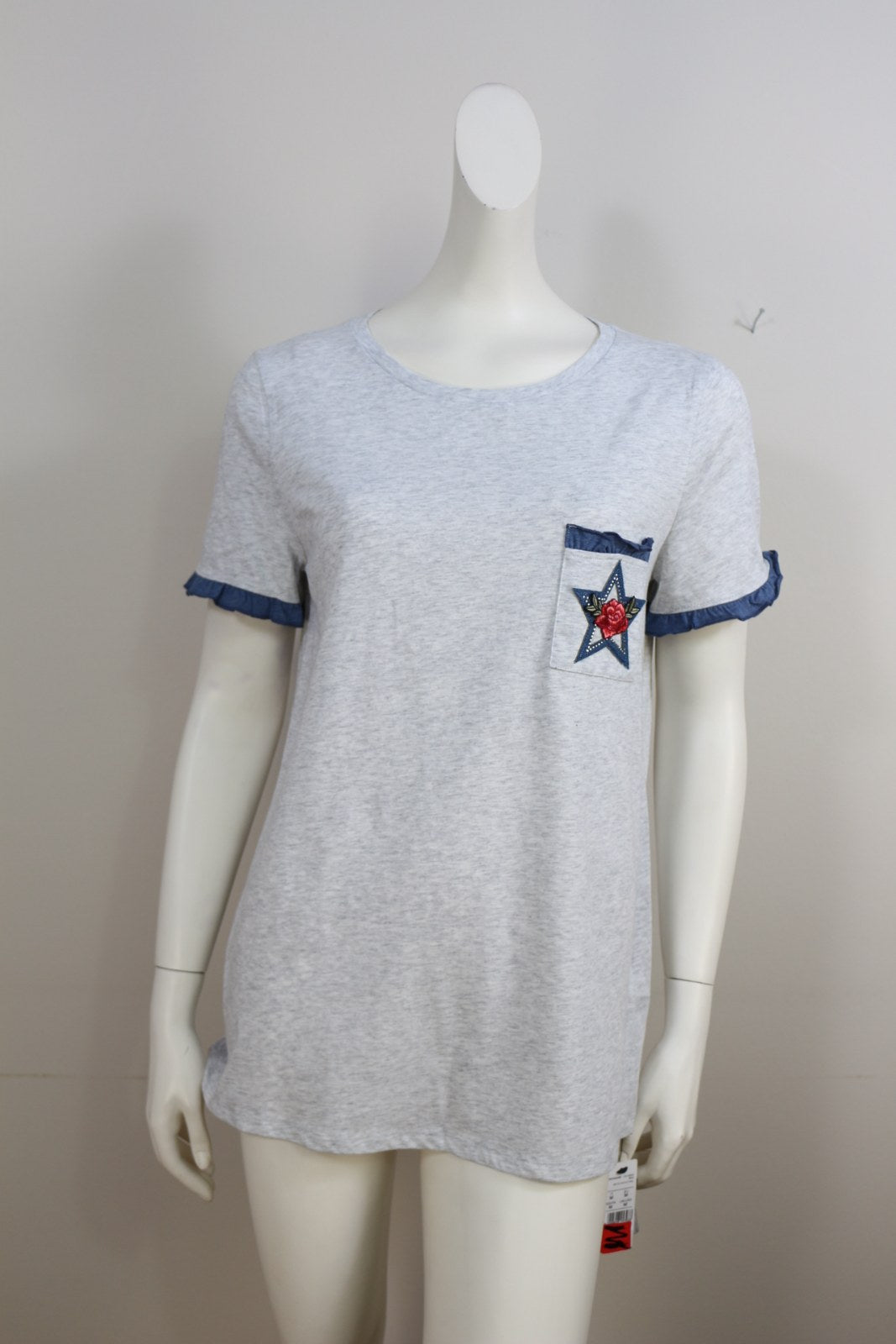 T-shirt gris chiné avec poche étoile brodée d'une rose et volants bleus aux manches, vue de face – Frippin'Dealz