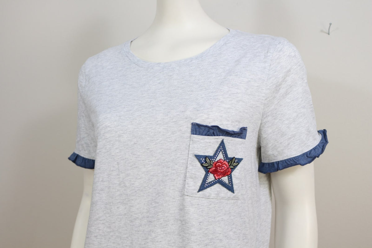 T-shirt gris chiné à col rond et manches courtes à volants denim, porté sur mannequin – Frippin'Dealz