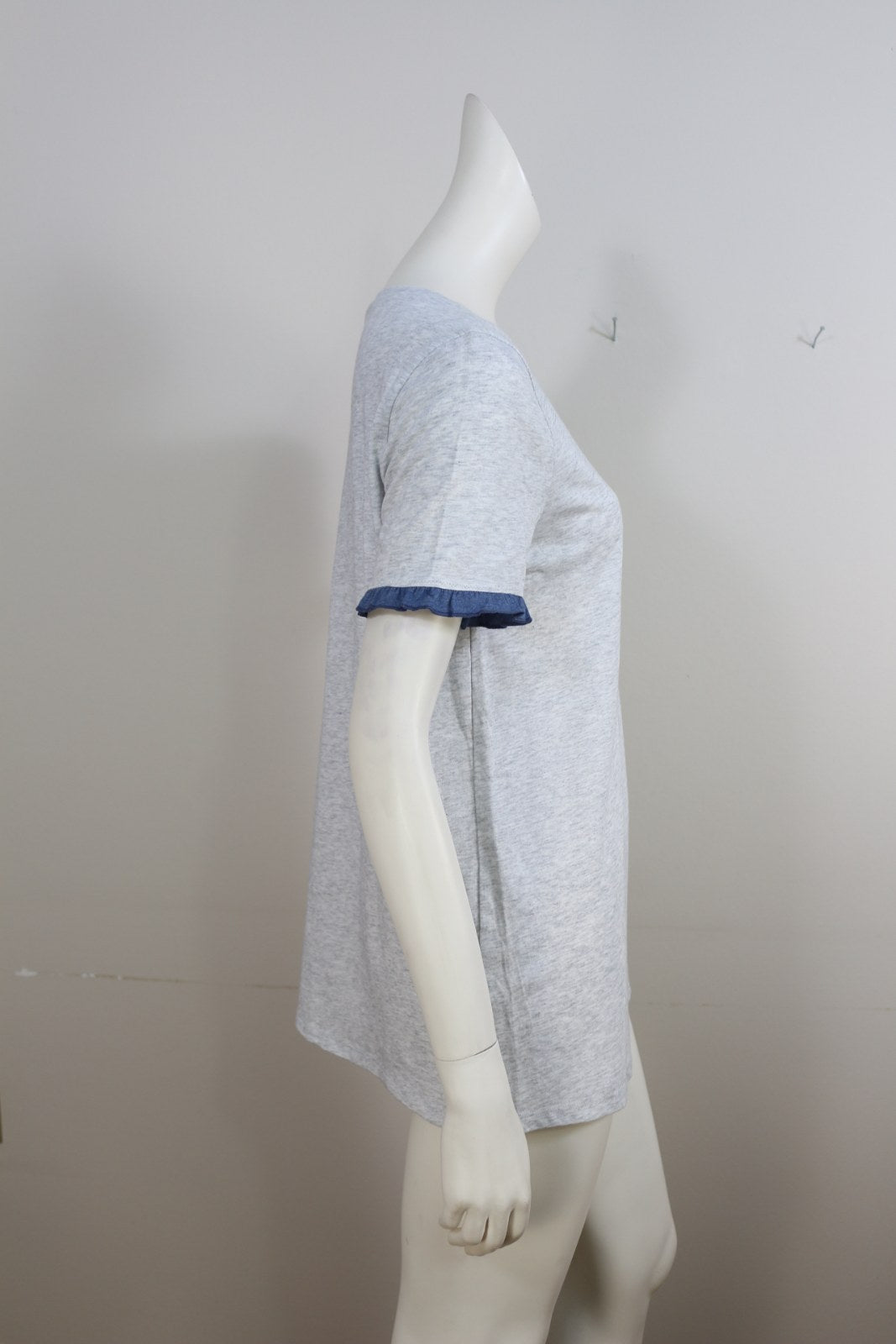 Gros plan sur la poche du t-shirt gris avec étoile denim, rose brodée et strass – Frippin'Dealz