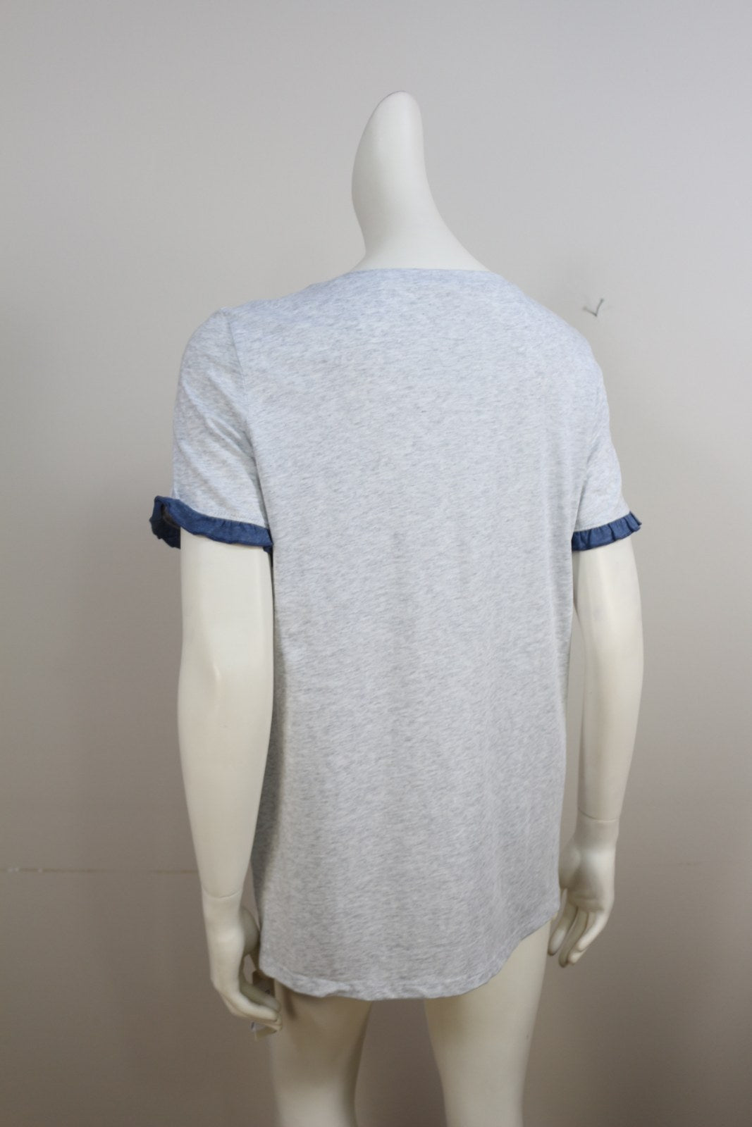 T-shirt gris chiné vu de profil avec manche à volant bleu – Frippin'Dealz