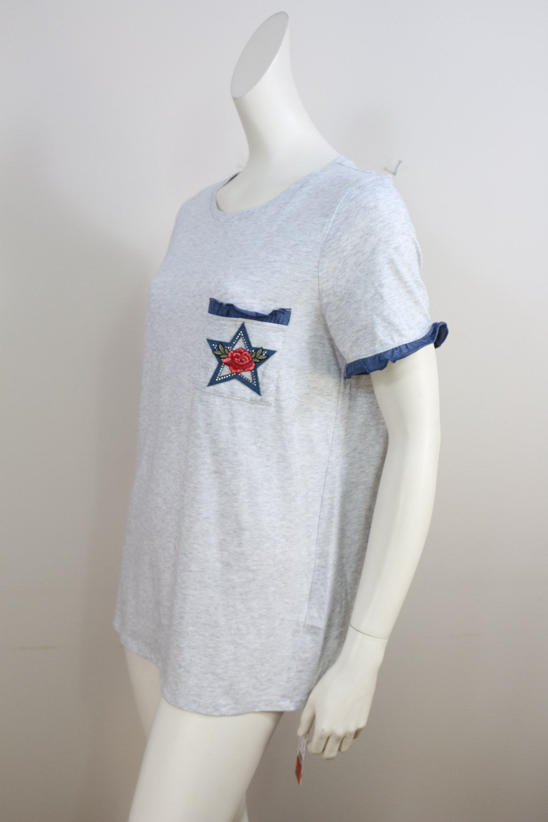 T-shirt gris chiné vu de trois-quarts avec poche étoile et rose brodée – Frippin'Dealz