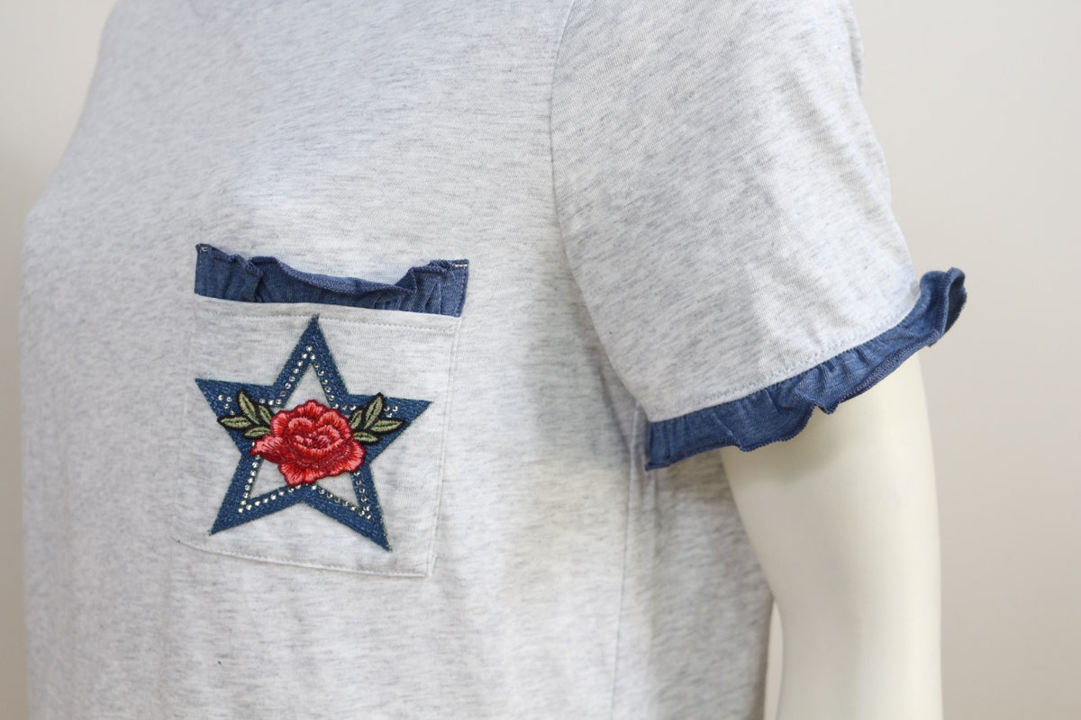 T-shirt gris chiné vu de trois-quarts côté manche à volant bleu et poche brodée – Frippin'Dealz