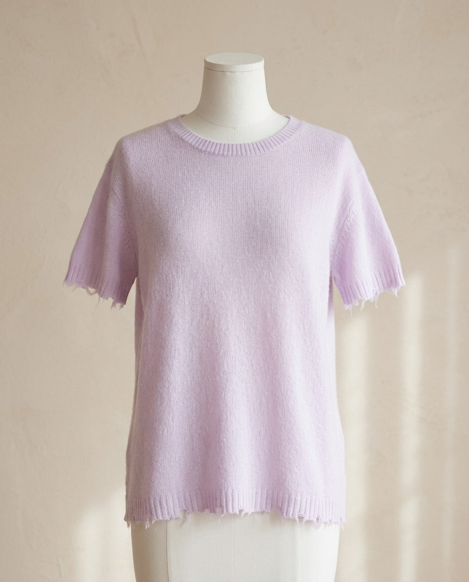 T-shirt col rond Studio Cashmere8 en cachemire déjaugé lilas – photo 1 – Frippin'Dealz – photo retouchée par IA