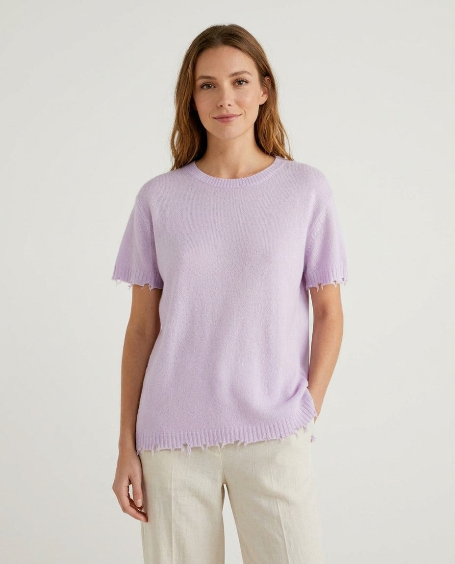 Studio Cashmere8 T-shirt col rond cachemire déjaugé lilas porté – photo générée par IA