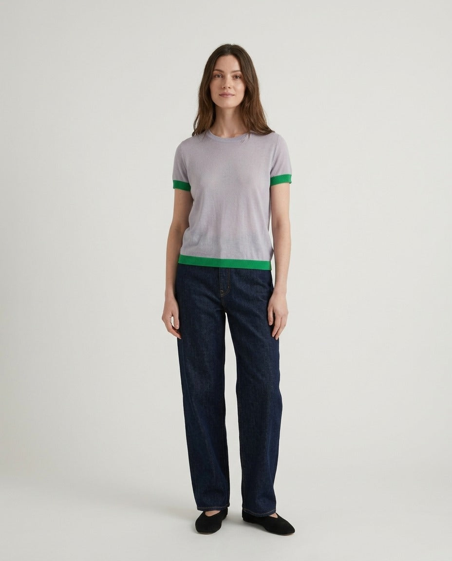 Studio Cashmere8 T-shirt cachemire et laine ultrafin bicolore lavande et vert porté – photo générée par IA