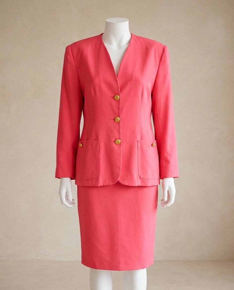 Tailleur jupe Daniel Élise rose corail avec veste cintrée à boutons dorés – Frippin'Dealz – photo retouchée par IA