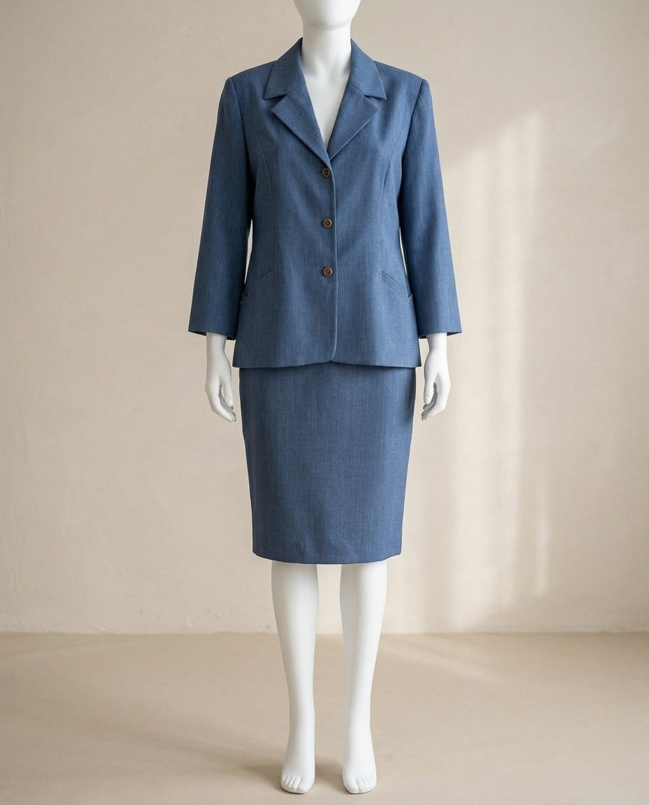 Tailleur Paul Matis bleu chiné veste cintrée à boutons dorés et jupe droite sur cintre – Frippin'Dealz – photo retouchée par IA