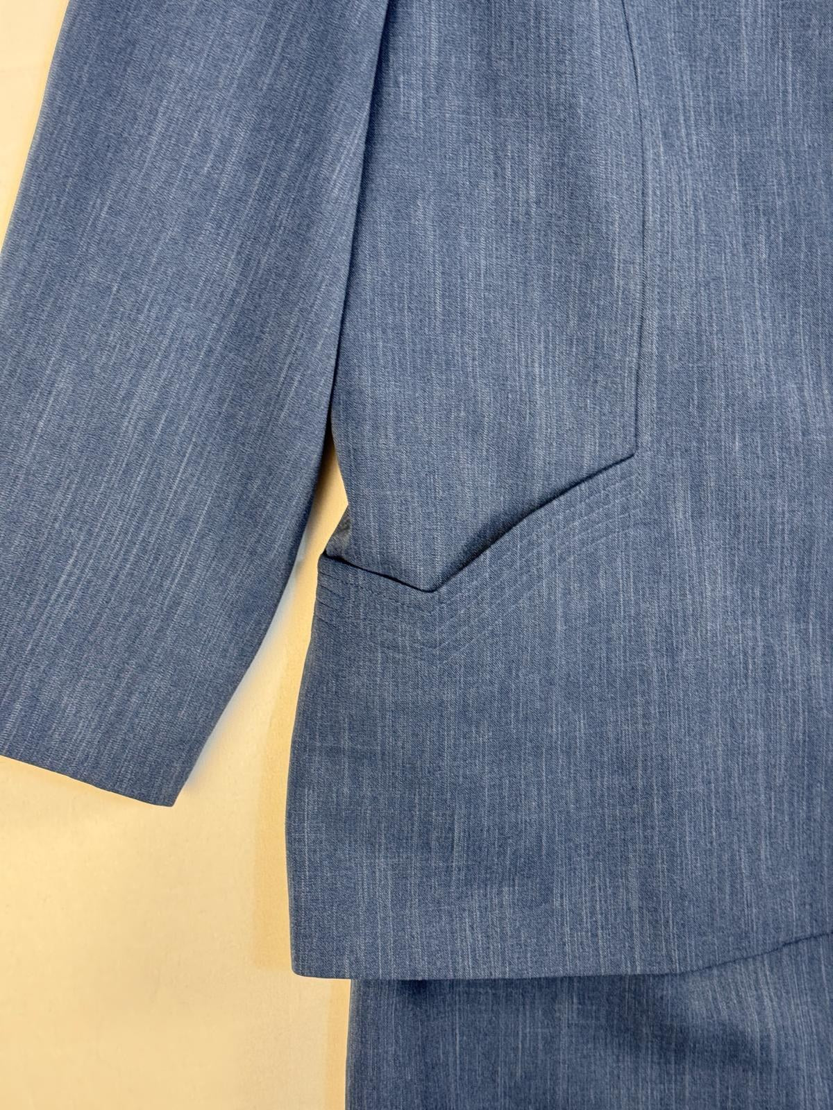 Détail de la poche surpiquée en chevron de la veste de tailleur Paul Matis bleu – Frippin'Dealz