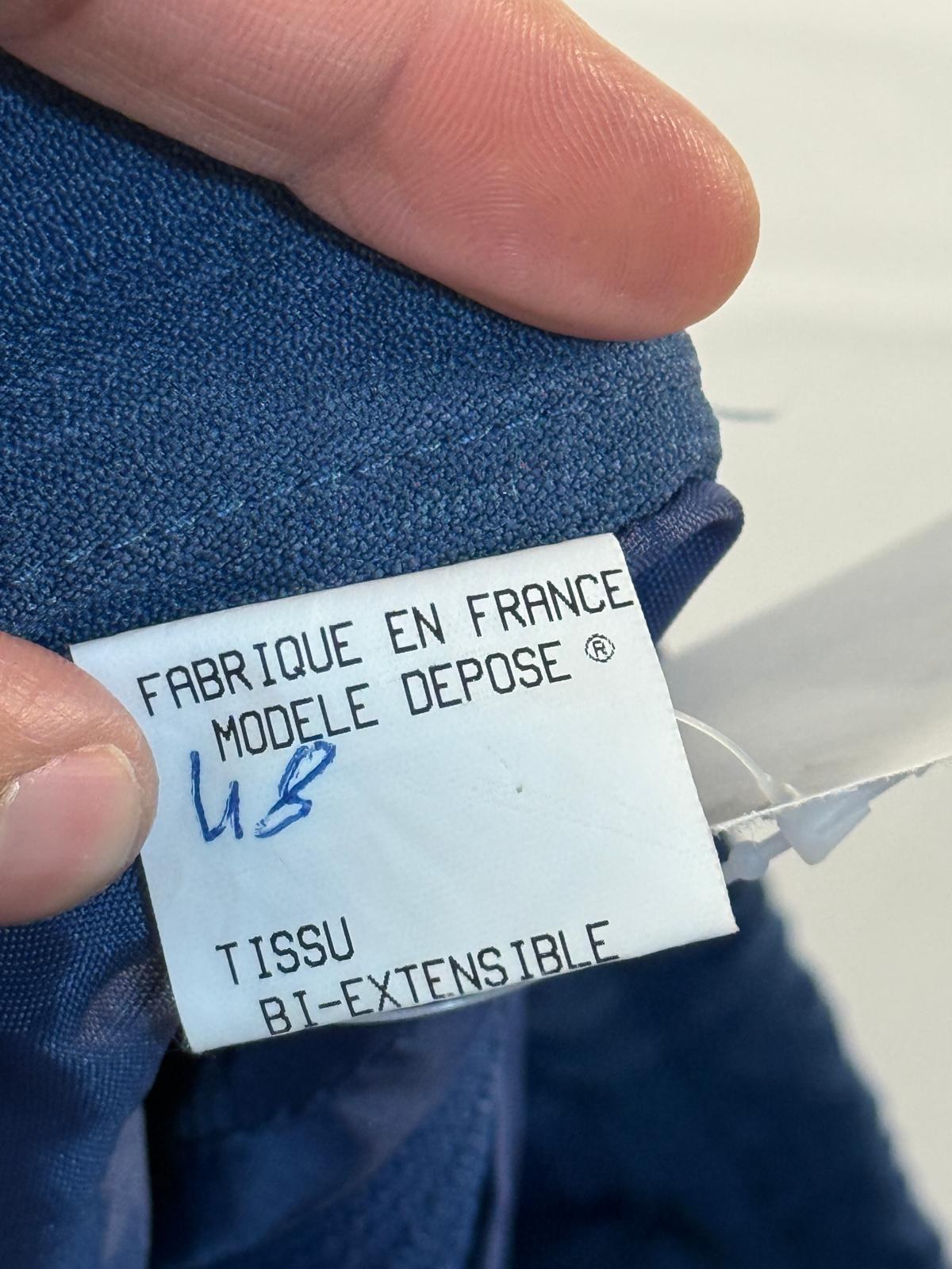 Étiquette Fabriqué en France, modèle déposé, tissu bi-extensible du tailleur Paul Matis – Frippin'Dealz