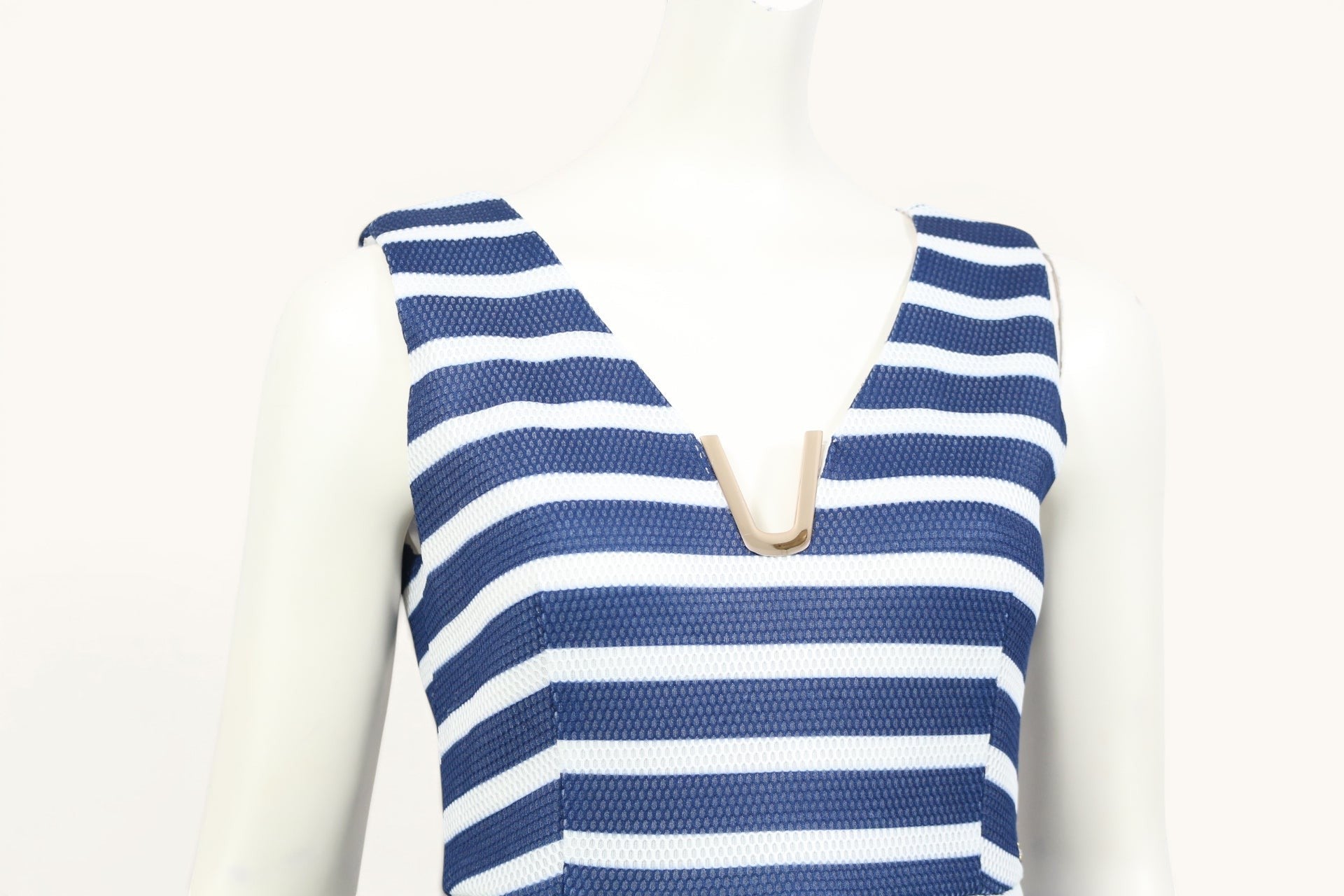Robe patineuse Tailor & Elbaz rayée marine et blanche, sans manches, avec détail bijou doré au col. Taille M.