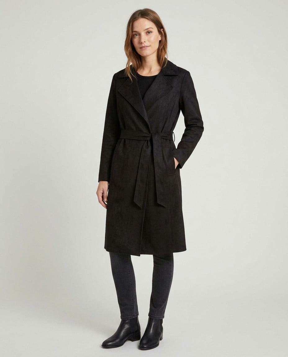 Stradivarius Trench long effet daim noir ceinturé L porté – photo générée par IA