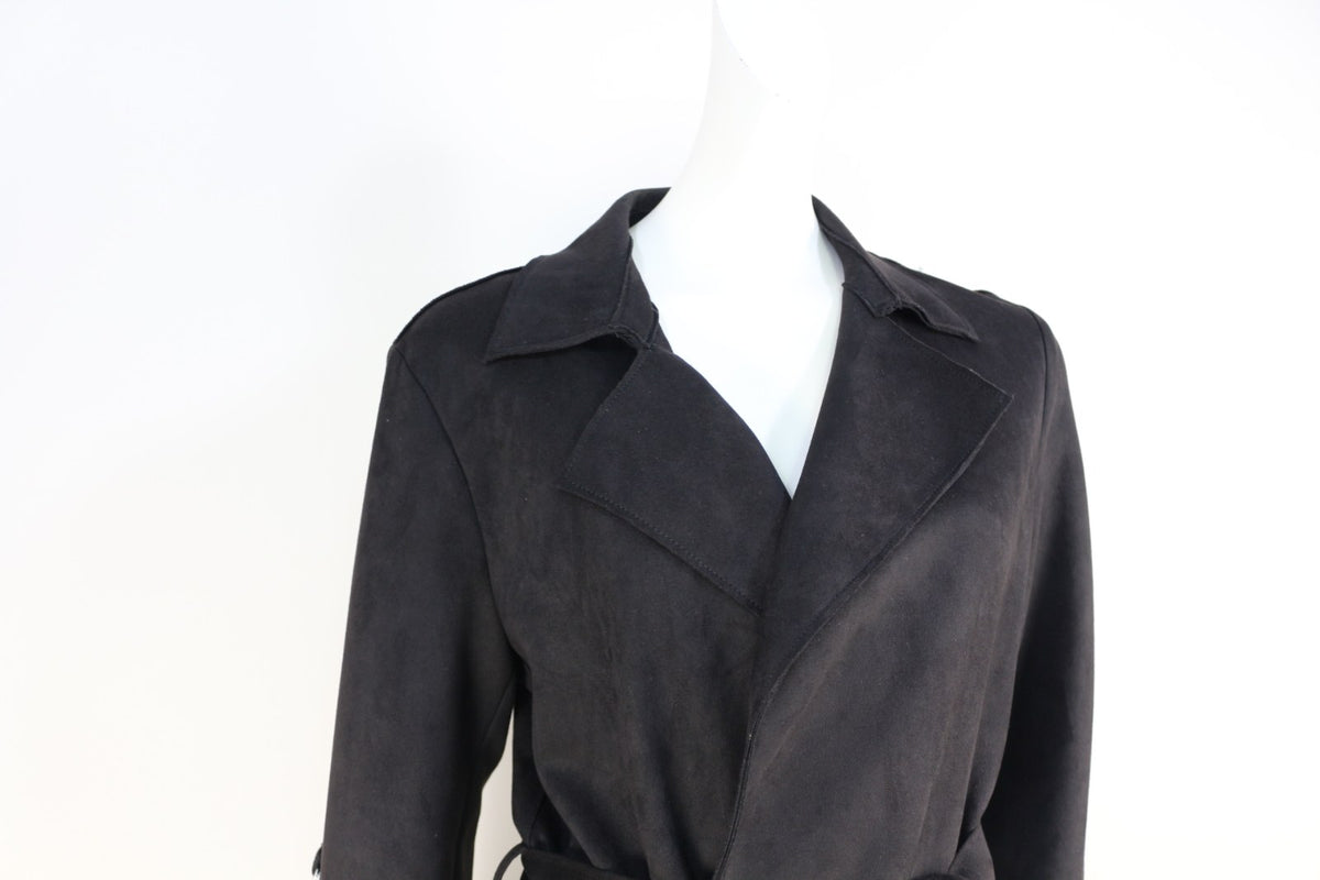 Col tailleur et revers du trench Stradivarius noir effet daim, gros plan – Frippin'Dealz