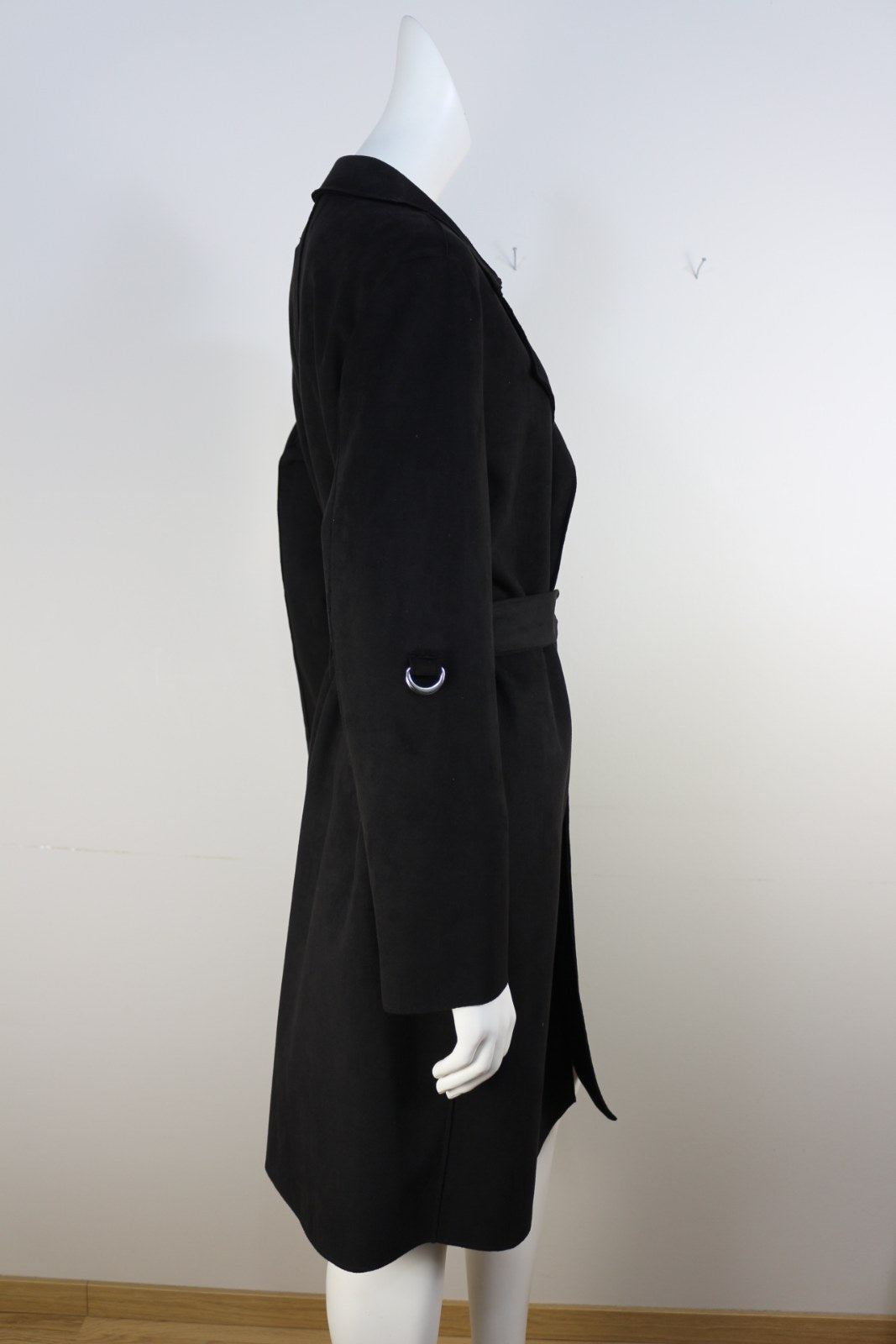 Trench Stradivarius noir vu de profil avec anneau métallique sur la manche – Frippin'Dealz