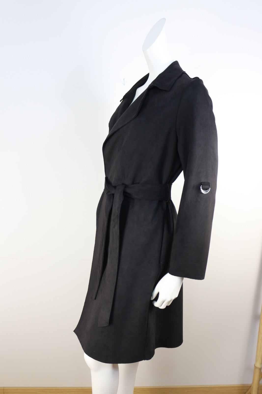 Trench Stradivarius noir effet daim vu de trois-quarts, ceinture nouée – Frippin'Dealz