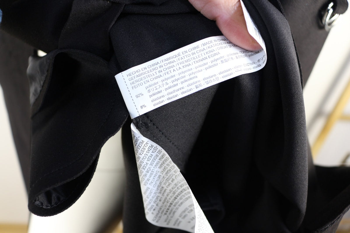 Étiquette de composition du trench Stradivarius : 92 % polyester, 8 % élasthanne – Frippin'Dealz