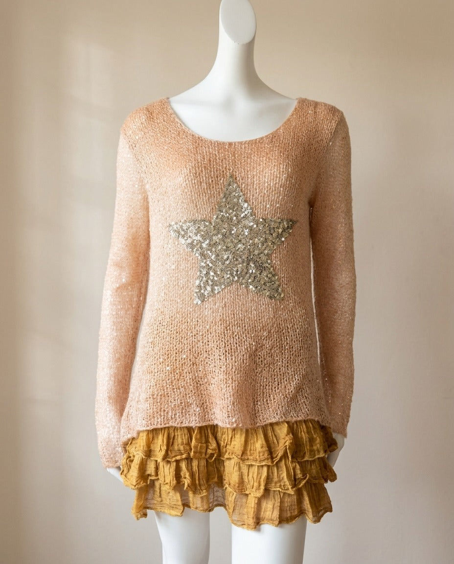 Tunique camel en maille ajourée avec étoile en sequins sur le devant et encolure ronde – Frippin'Dealz – photo retouchée par IA