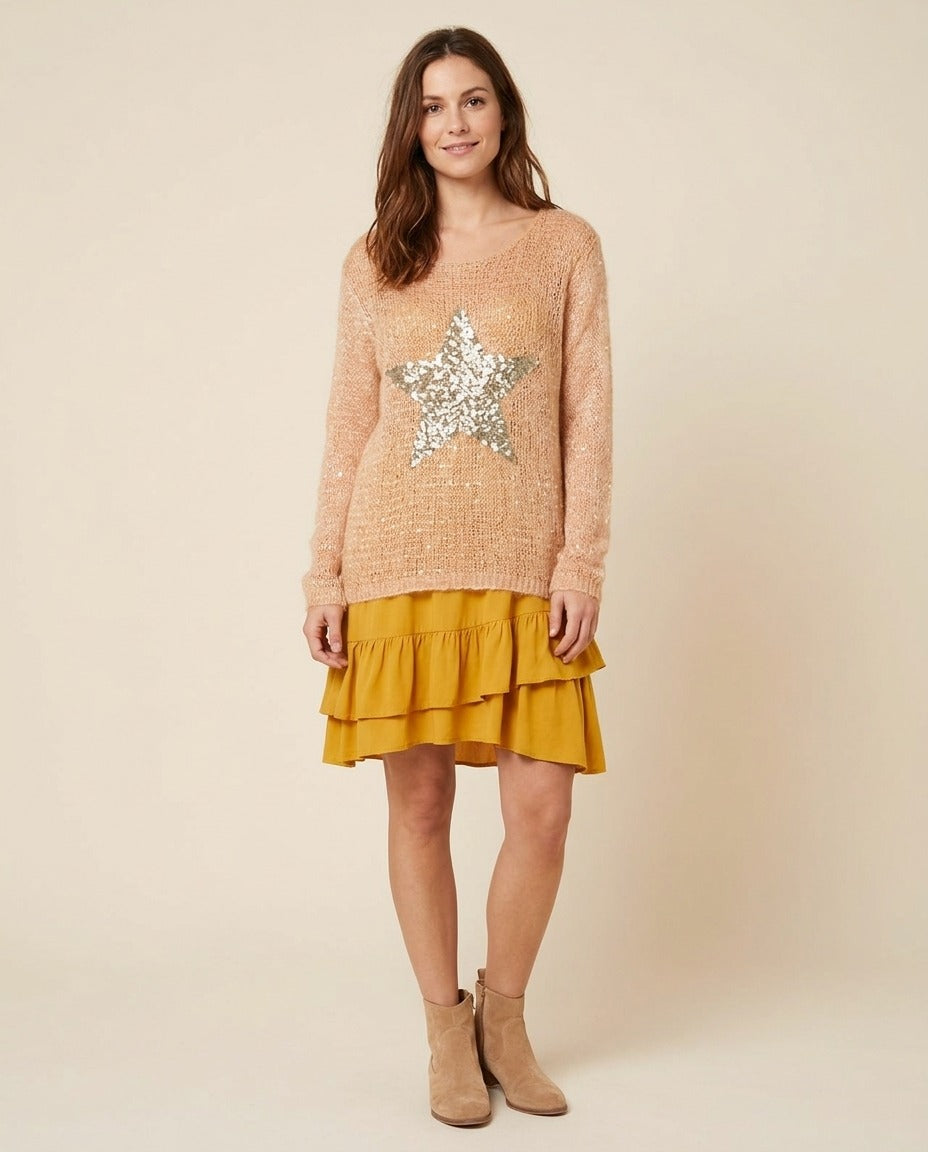 Tunique en maille ajourée étoile sequins volants camel taille unique porté – photo générée par IA