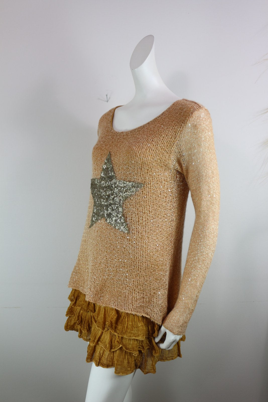 Tunique camel avec étoile en sequins dorés et jupon moutarde à volants, vue de trois quarts – Frippin'Dealz