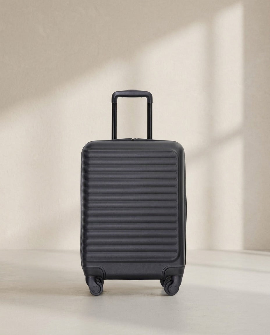 Valise cabine 55 cm rigide noire – photo 1 – Frippin'Dealz – photo retouchée par IA