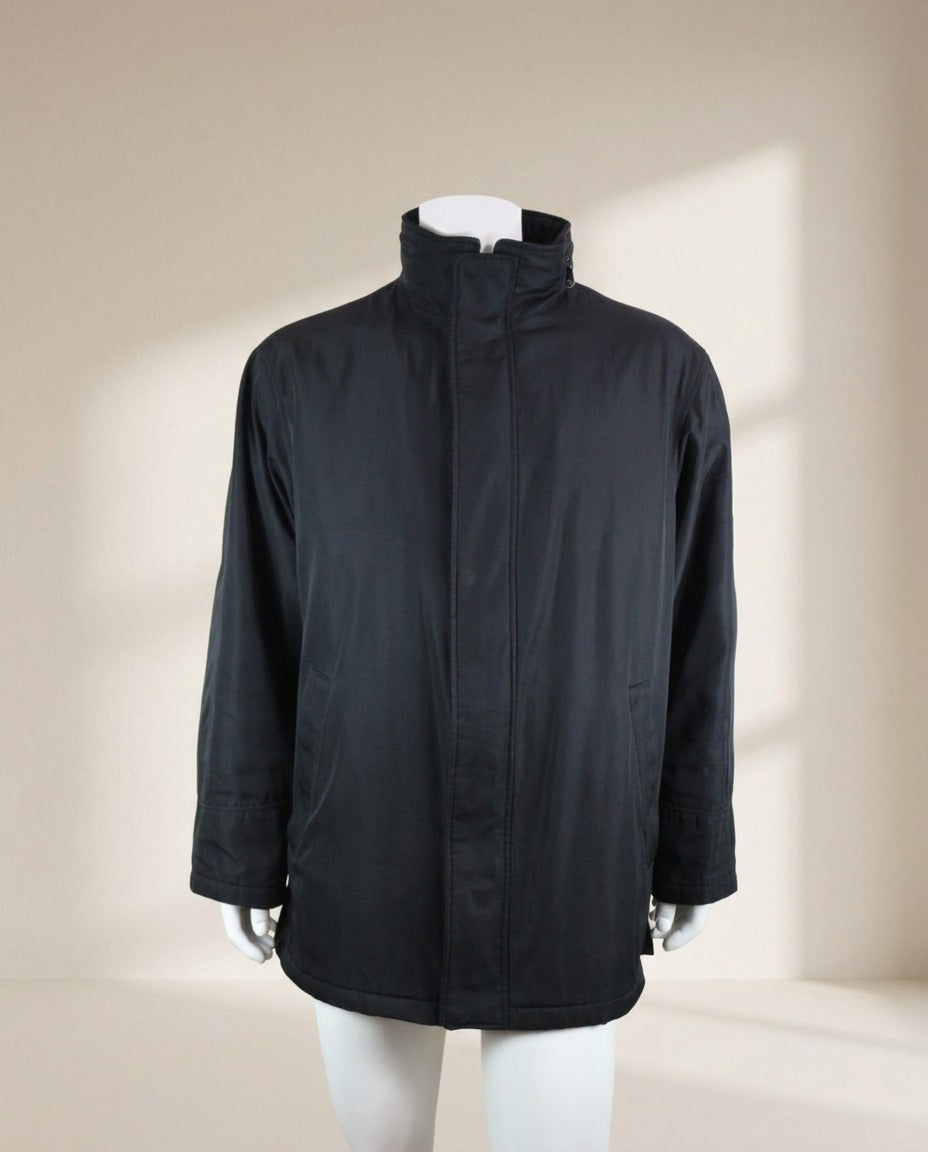 Veste mi-longue Brice noire homme avec col montant, vue de face – Frippin'Dealz – photo retouchée par IA