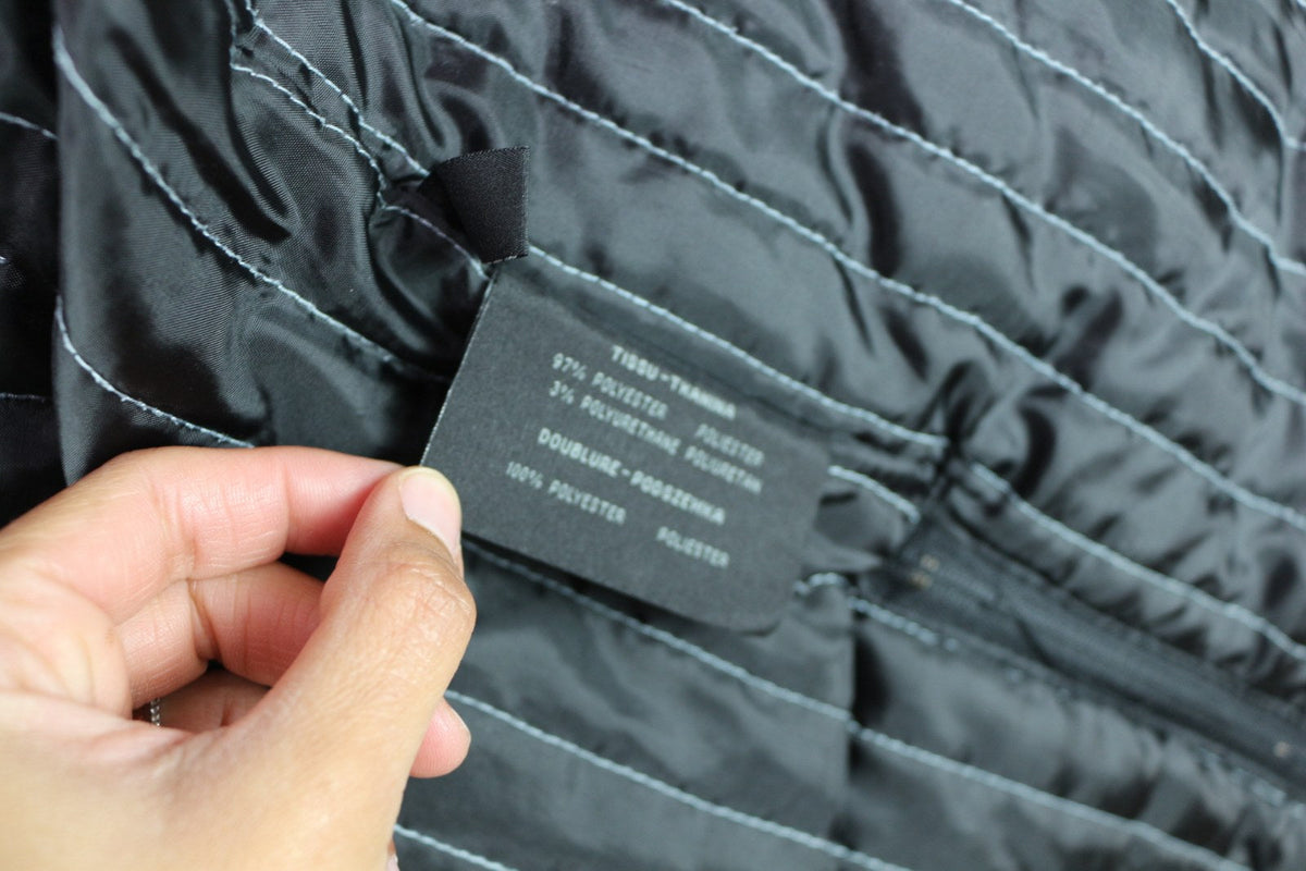 Intérieur de la veste Brice noire avec logo Brice brodé sous le col – Frippin'Dealz