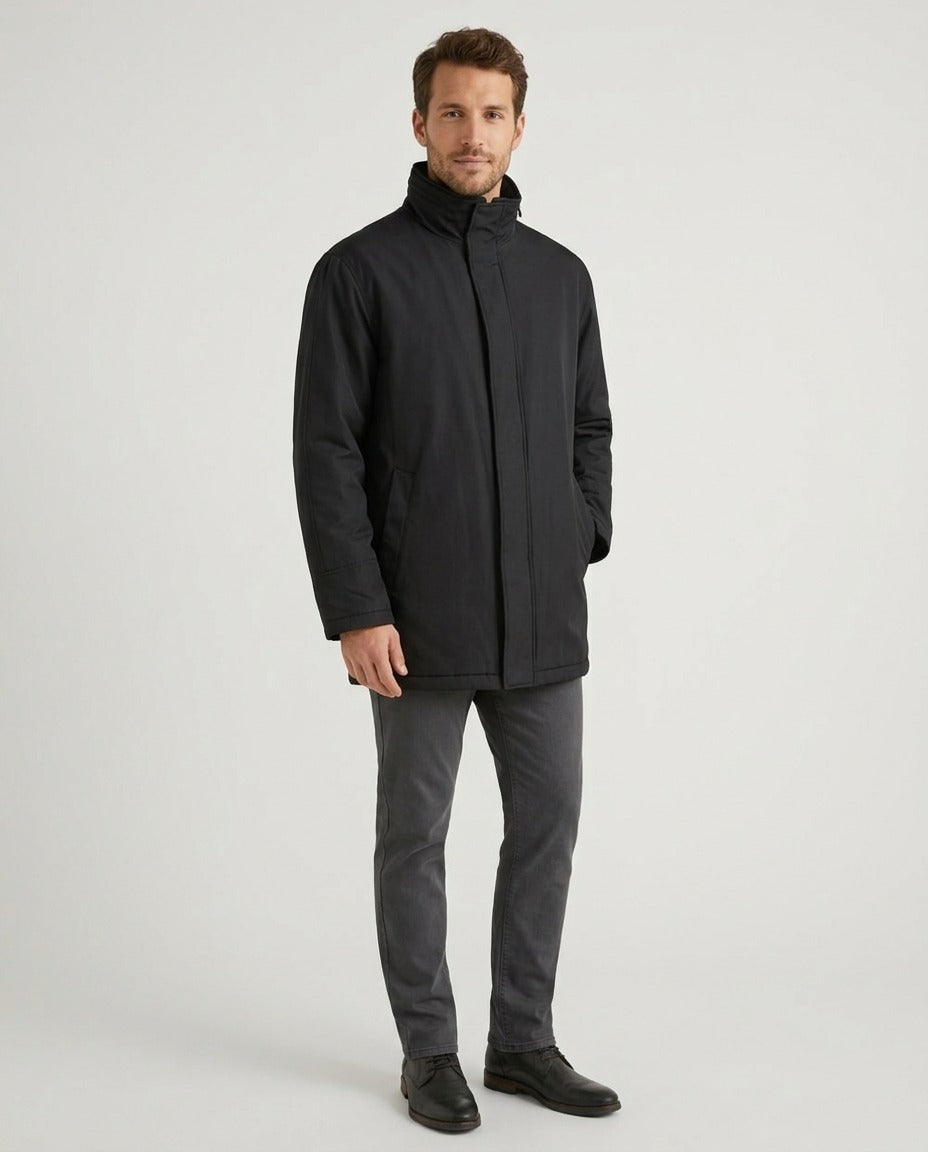 Veste mi-longue Brice noire homme avec col montant, vue de face – Frippin'Dealz – photo retouchée par IA