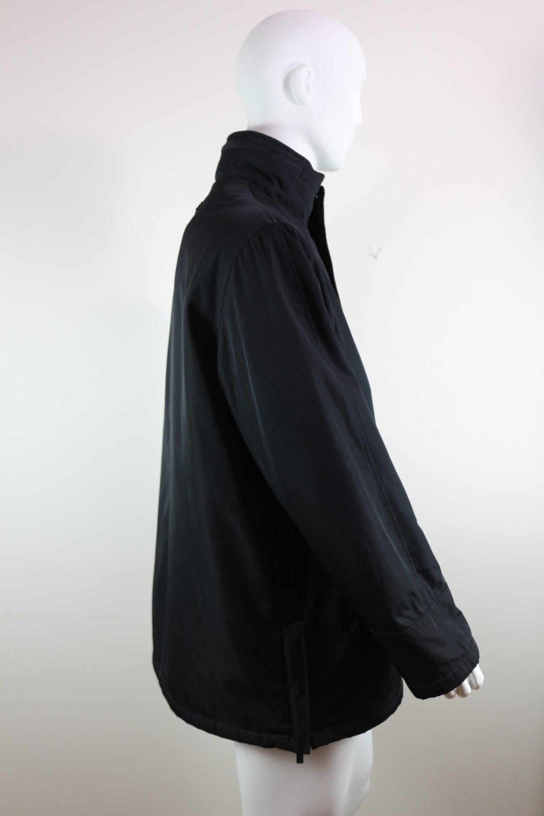 Col montant et patte de fermeture de la veste Brice noire – Frippin'Dealz