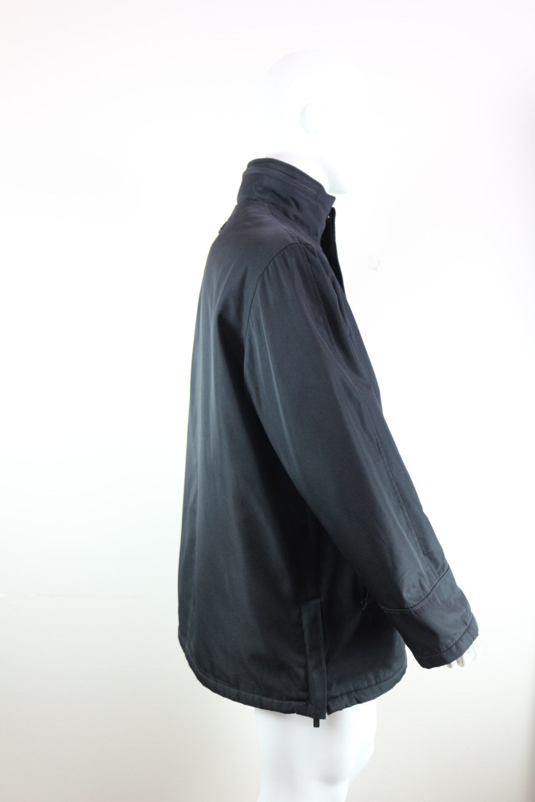 Détail du bas de la veste Brice noire avec fente latérale zippée – Frippin'Dealz