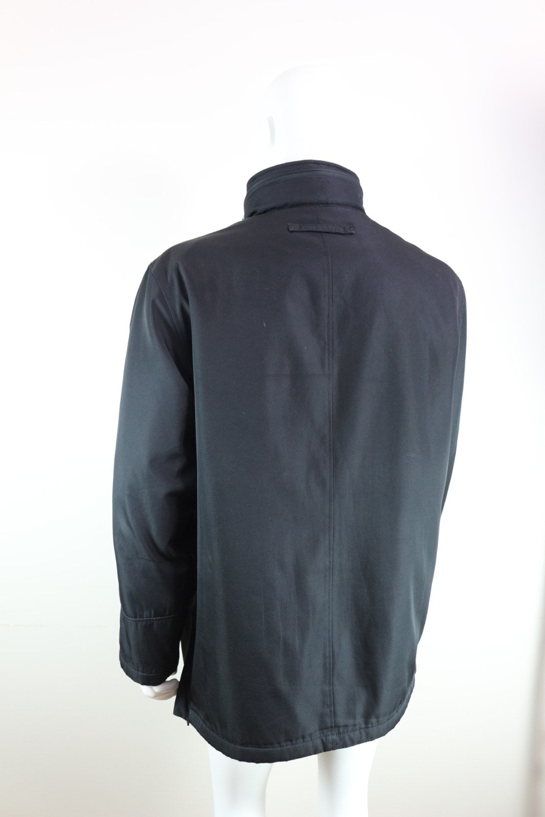 Veste Brice noire vue de profil opposé avec poche latérale – Frippin'Dealz