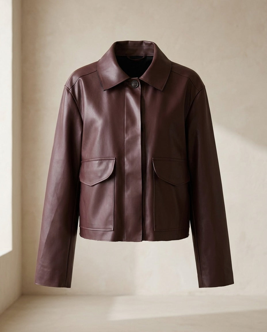 Veste courte en simili cuir bordeaux – photo 1 – Frippin'Dealz – photo retouchée par IA