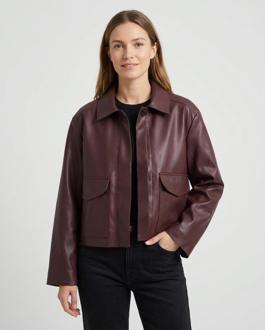 Veste courte simili cuir bordeaux brun col à revers zippée porté – photo générée par IA