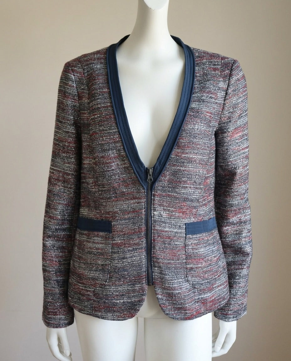 Veste edc tweed marine, rouge et argenté avec col V et zip central, portée sur mannequin – Frippin'Dealz – photo retouchée par IA
