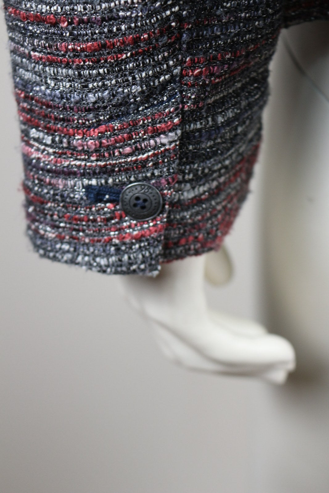 Détail du bouton au poignet de la veste edc tweed – Frippin'Dealz