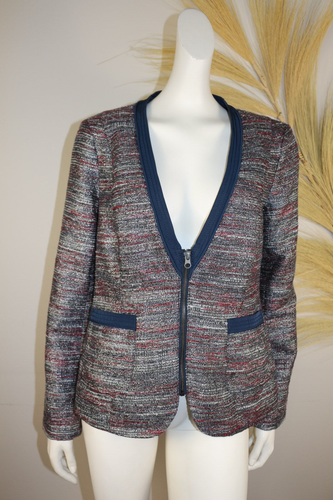 Veste edc tweed marine, rouge et argenté avec col V et zip central, portée sur mannequin – Frippin'Dealz