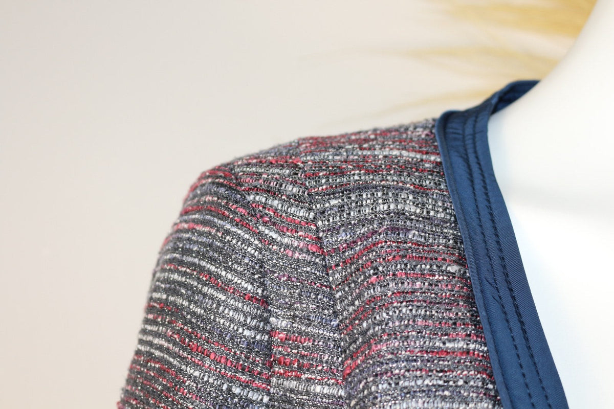 Détail de l'épaule et du col bordé de marine de la veste edc tweed – Frippin'Dealz