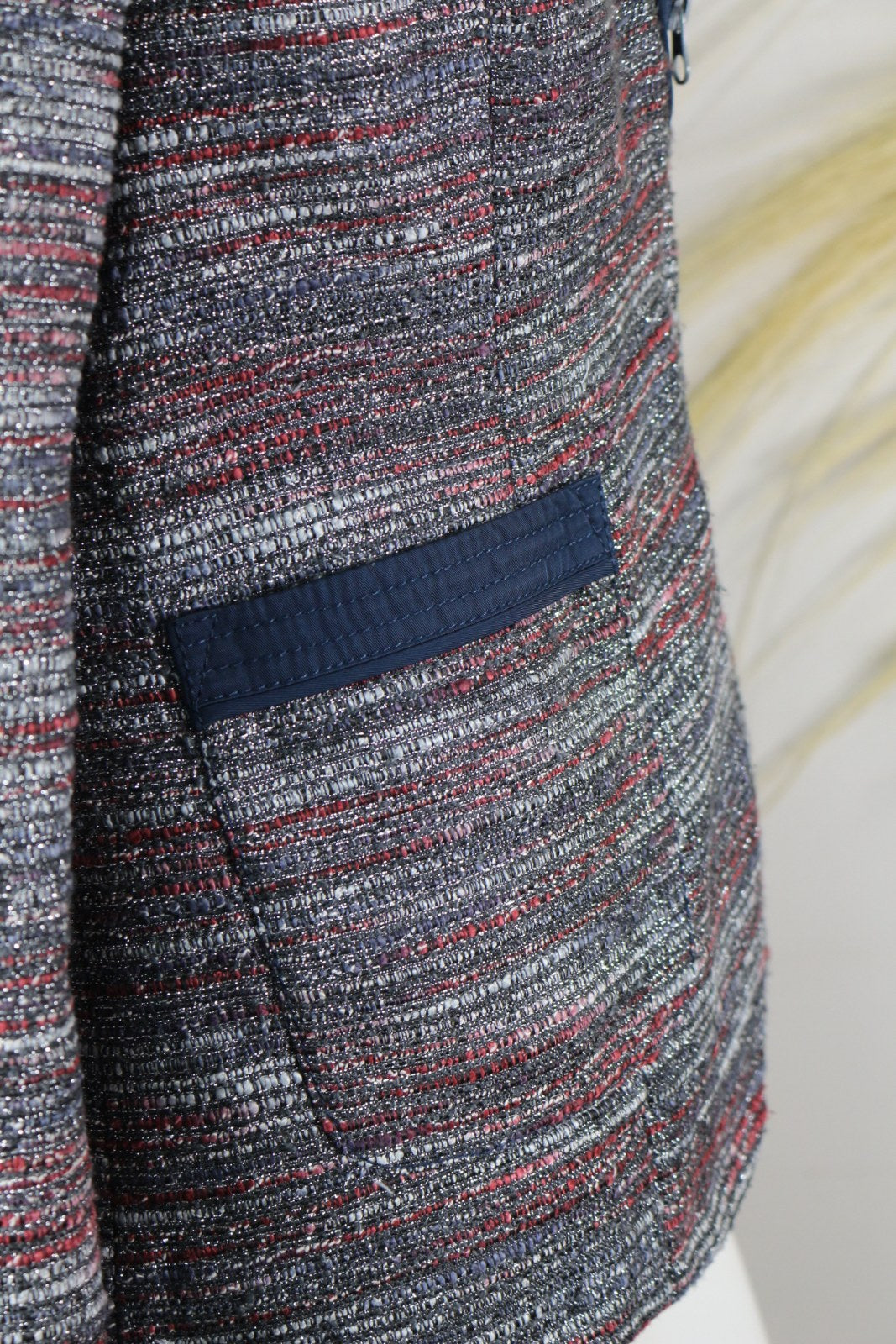 Gros plan sur la poche à liseré marine de la veste edc tweed – Frippin'Dealz