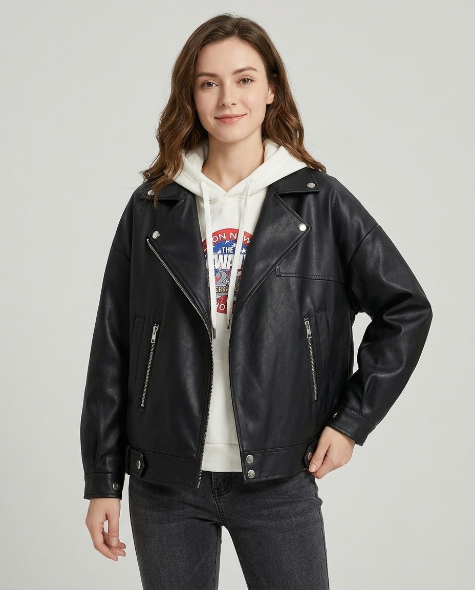 Veste simili cuir noir oversize style perfecto doublée ou non porté – photo générée par IA