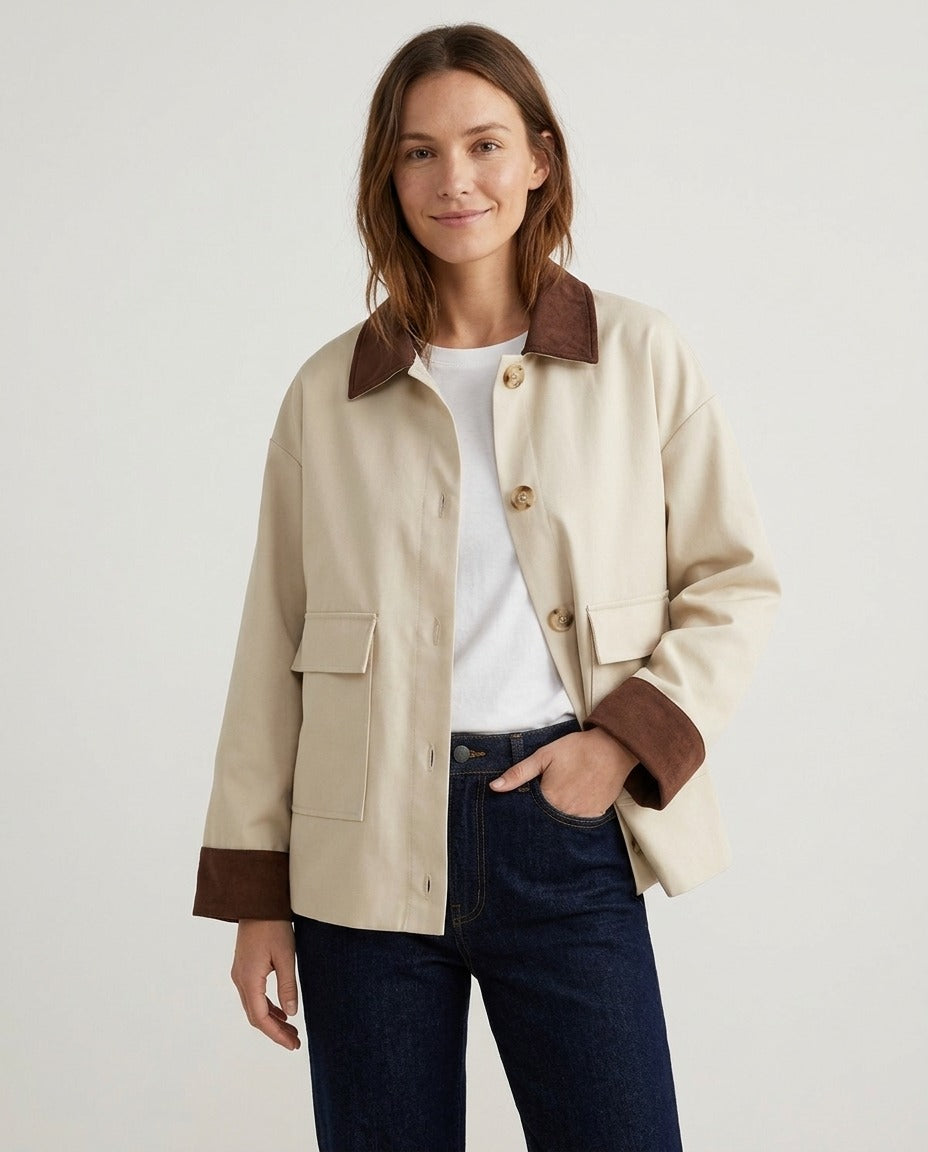 Veste workwear beige col et poignets contrastés coupe ample porté – photo générée par IA
