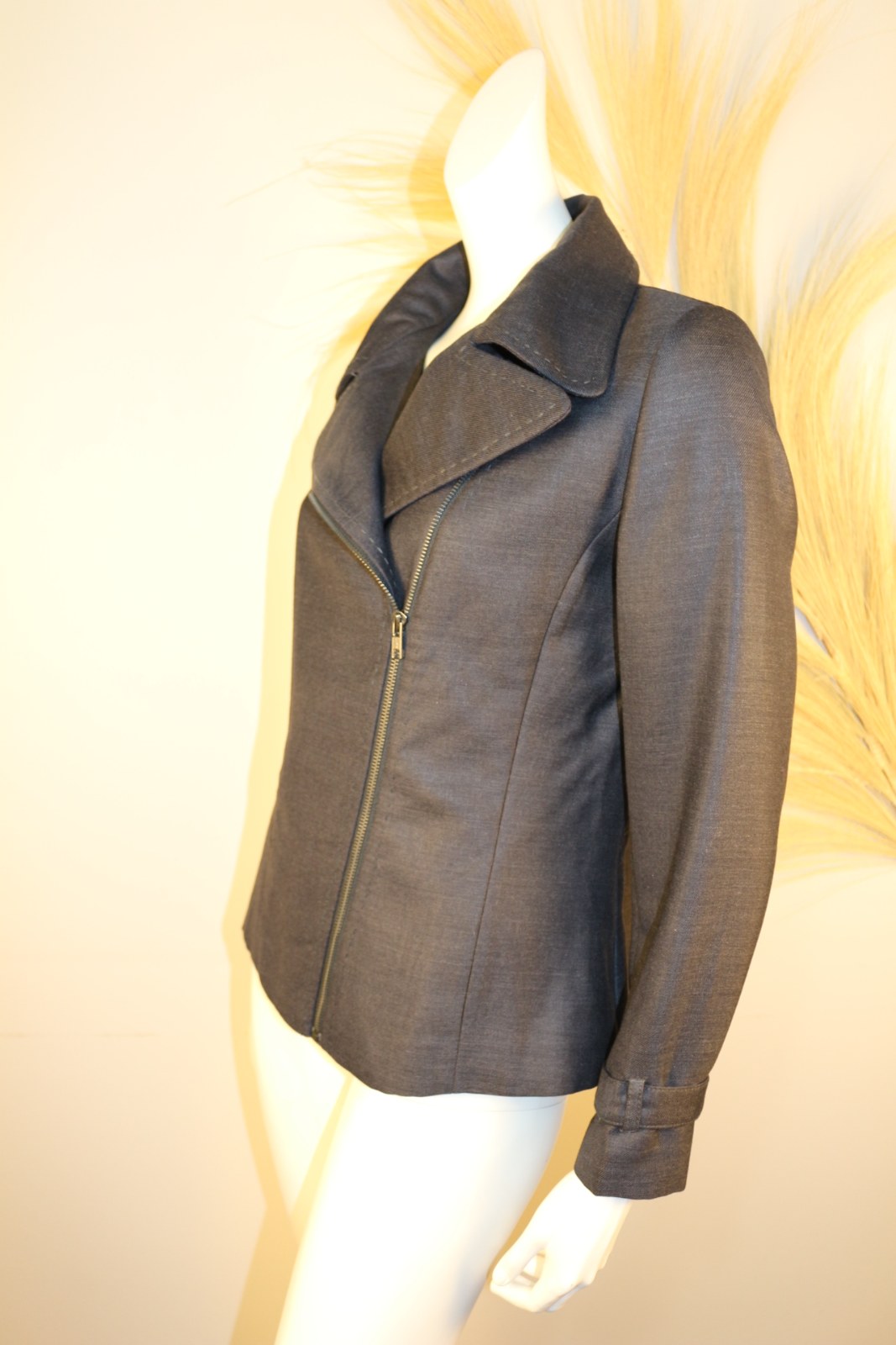 Veste Yera grise en laine vue de trois-quarts, zip asymétrique et col large – Frippin'Dealz