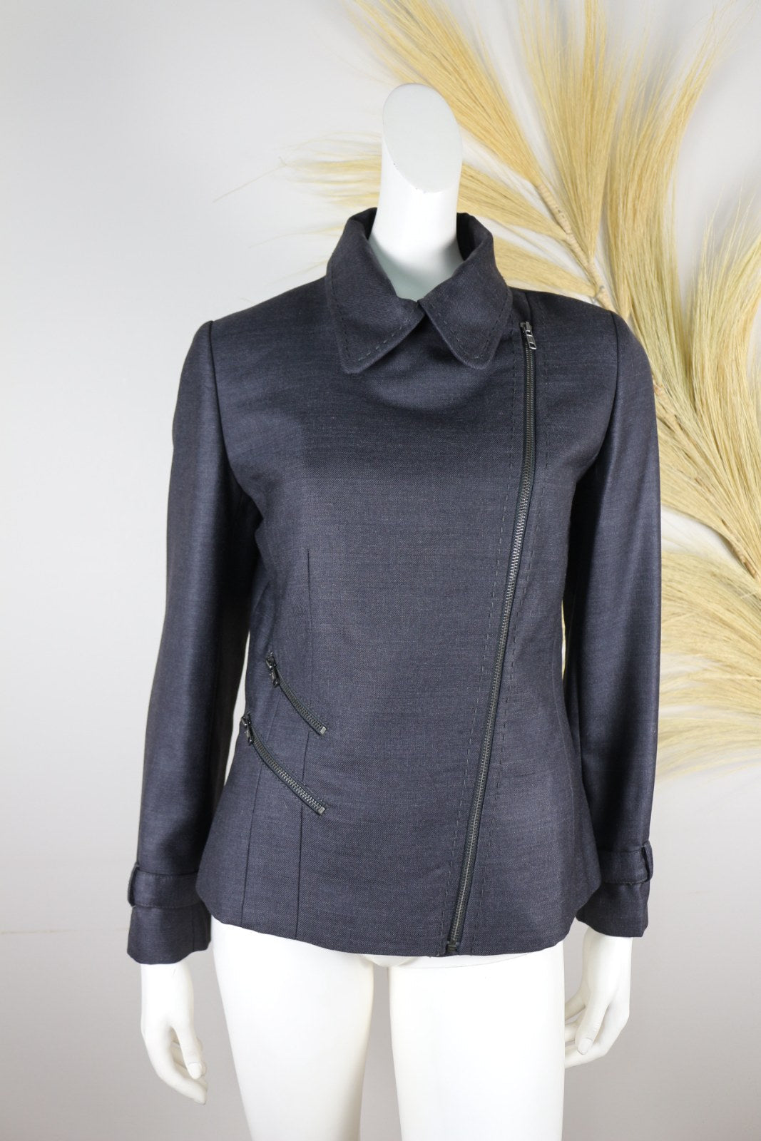 Veste Yera grise fermée avec col relevé et zip asymétrique – Frippin'Dealz