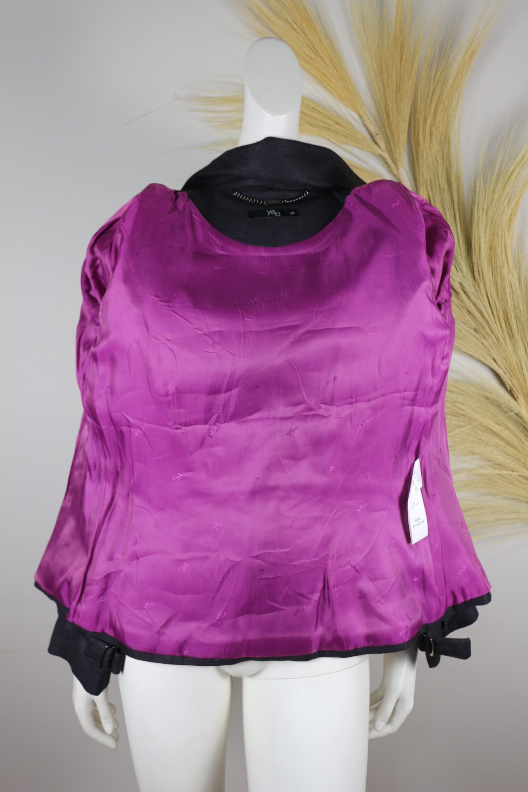 Doublure fuchsia de la veste Yera grise ouverte – Frippin'Dealz