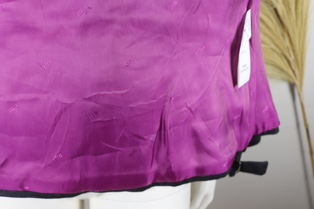 Détail de la doublure fuchsia monogrammée de la veste Yera – Frippin'Dealz