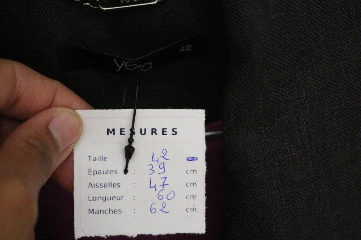 Étiquette de mesures de la veste Yera taille 42 avec étiquette de marque – Frippin'Dealz