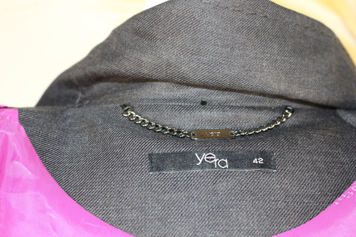 Étiquette de marque Yera taille 42 et chaînette intérieure de la veste – Frippin'Dealz