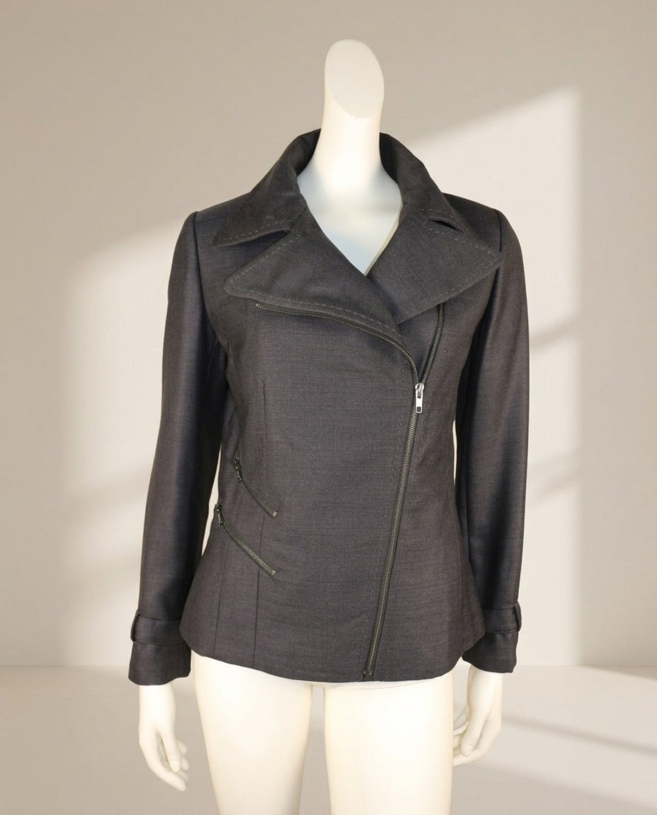 Veste motard Yera grise anthracite à zip asymétrique portée sur mannequin – Frippin'Dealz – photo retouchée par IA