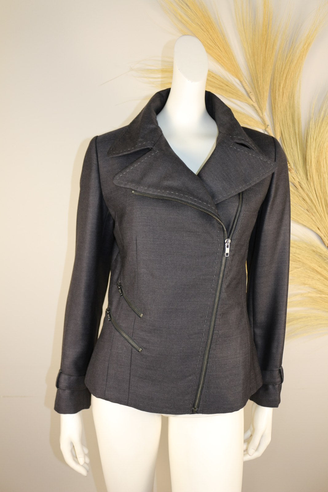 Veste motard Yera grise anthracite à zip asymétrique portée sur mannequin – Frippin'Dealz