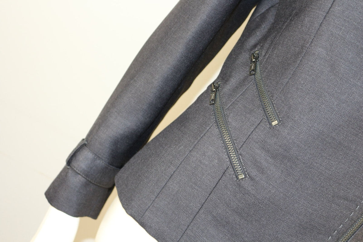 Détail des deux poches zippées et de la manche à patte boucle de la veste Yera grise – Frippin'Dealz